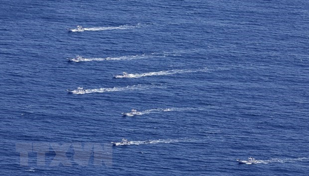 Fishing boats join the rescue operations. (Photo: Kyodo/VNA)
