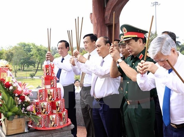 President Nguyen Xuan Phuc and a delegation of high-ranking officials offer incense at the Quang Tri ancient citadel (Photo: VNA)