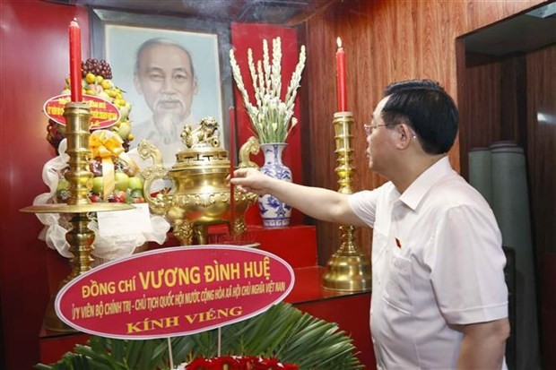 National Assembly Chairman Vuong Dinh Hue offers incense at a temple dedicated to President Ho Chi Minh in Tra Vinh province (Photo: VNA) 