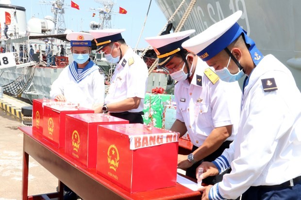 Naval officers and soldiers seal ballot boxes in Ba Ria - Vung Tau province on May 4 before leaving to organise early voting for the forces working at sea. (Photo: VNA)