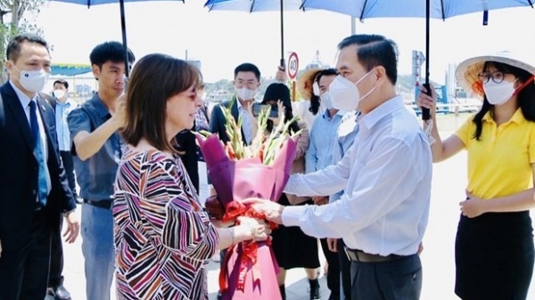 Greek President visits Ha Long Bay