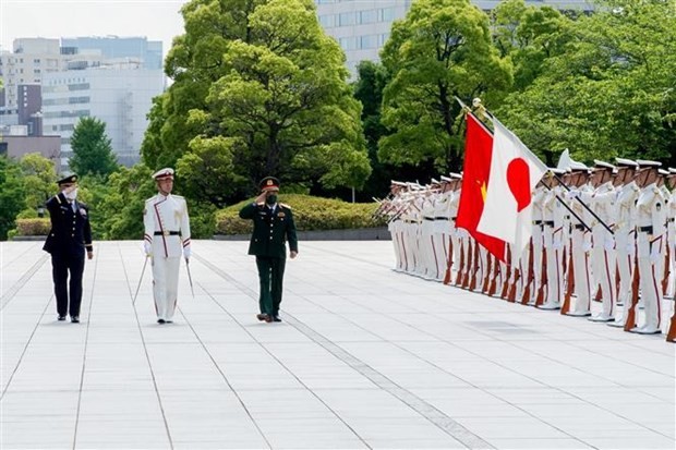 Deputy Chief of the General Staff of the Vietnam People's Army (VPA) Lieutenant General Nguyen Van Nghia and Chief of Staff of the Japan Ground Self-Defence Force General (JGSDF) Yoshida Yoshihide inspect the guards of honour. (Photo: VNA)