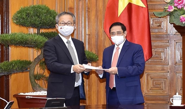 Prime Minister Pham Minh Chinh (R) and Japanese Ambassador to Viet Nam Yamada Takio.(Photo: VNA)