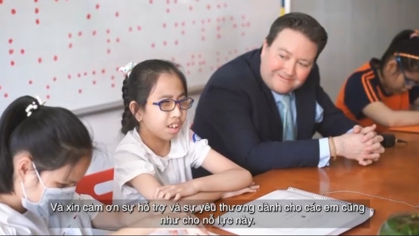 US Ambassador recorded a story for the visually impaired in Vietnam