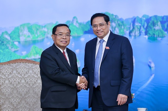Prime Minister Pham Minh Chinh (R) hosted a reception for President of the Lao State Inspection Authority Khamphan Phommaphat in Hanoi on June 1.  (Photo: VGP)