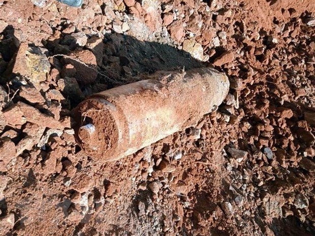 A war-left bomb unearthed (Photo: VNA) A war-left bomb unearthed (Photo: VNA)