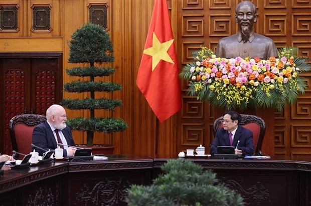 Prime Minister Pham Minh Chinh (R) receives Executive Vice President of the European Commission (EC) Frans Timmermans (Photo: VNA)