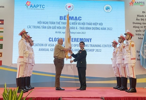 Vietnam hands over the flag of the Chairmanship of the AAPTC to Australia at the closing ceremony. (Photo: VNA) 