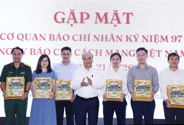 President Nguyen Xuan Phuc presents gifts to outstanding journalists in Ho Chi Minh City. (Photo: VNA)