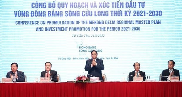 Prime Minister Pham Minh Chinh (C) chairs the conference to announce the Master Plan and investment promotion programme for the Mekong Delta. (Photo: VNA)