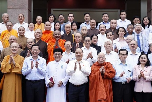 President Nguyen Xuan Phuc (centre, front row) and voters in Ho Chi Minh City. (Photo: VNA)
