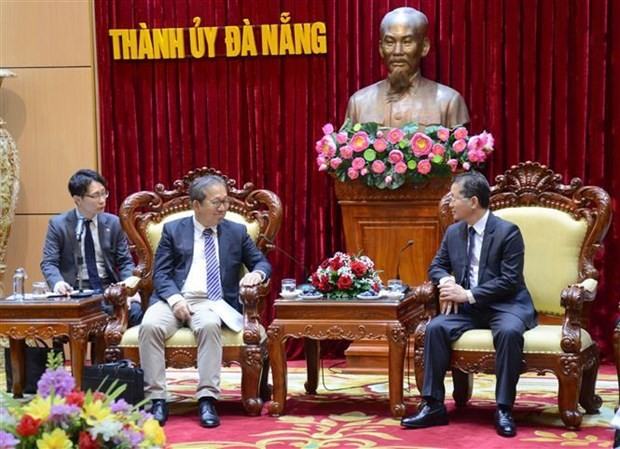 Secretary of the Da Nang Party Committee Nguyen Van Quang (R) and Japanese Ambassador Yamada Takio (centre) at the meeting on June 24. (Photo: VNA)