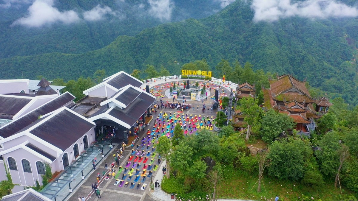 Spectacular yoga performance on Fansipan Mt. peak marks International Yoga Day.