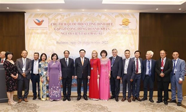 National Assembly Chairman Vuong Dinh Hue (ninth from right) meets representatives from the Vietnamese entrepreneur community in Europe. (Photo: VNA)