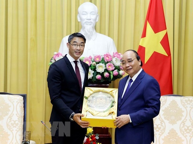 President Nguyen Xuan Phuc (R) receives Honorary Consul of Vietnam in Switzerland Philipp Rosler. (Photo: VNA)