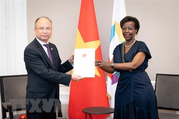 OIF Ambassador Dinh Toan Thang (left) presents his credentials to OIF Secretary-General Louise Mushikiwabo (Photo: VNA)