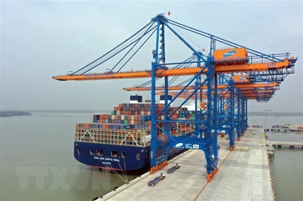 Loading goods at Cai Mep port in Ba Ria Vung-Tau Province. (Photo: VNA)