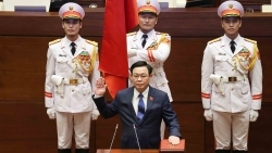 National Assembly Chairman Vuong Dinh Hue takes oath
