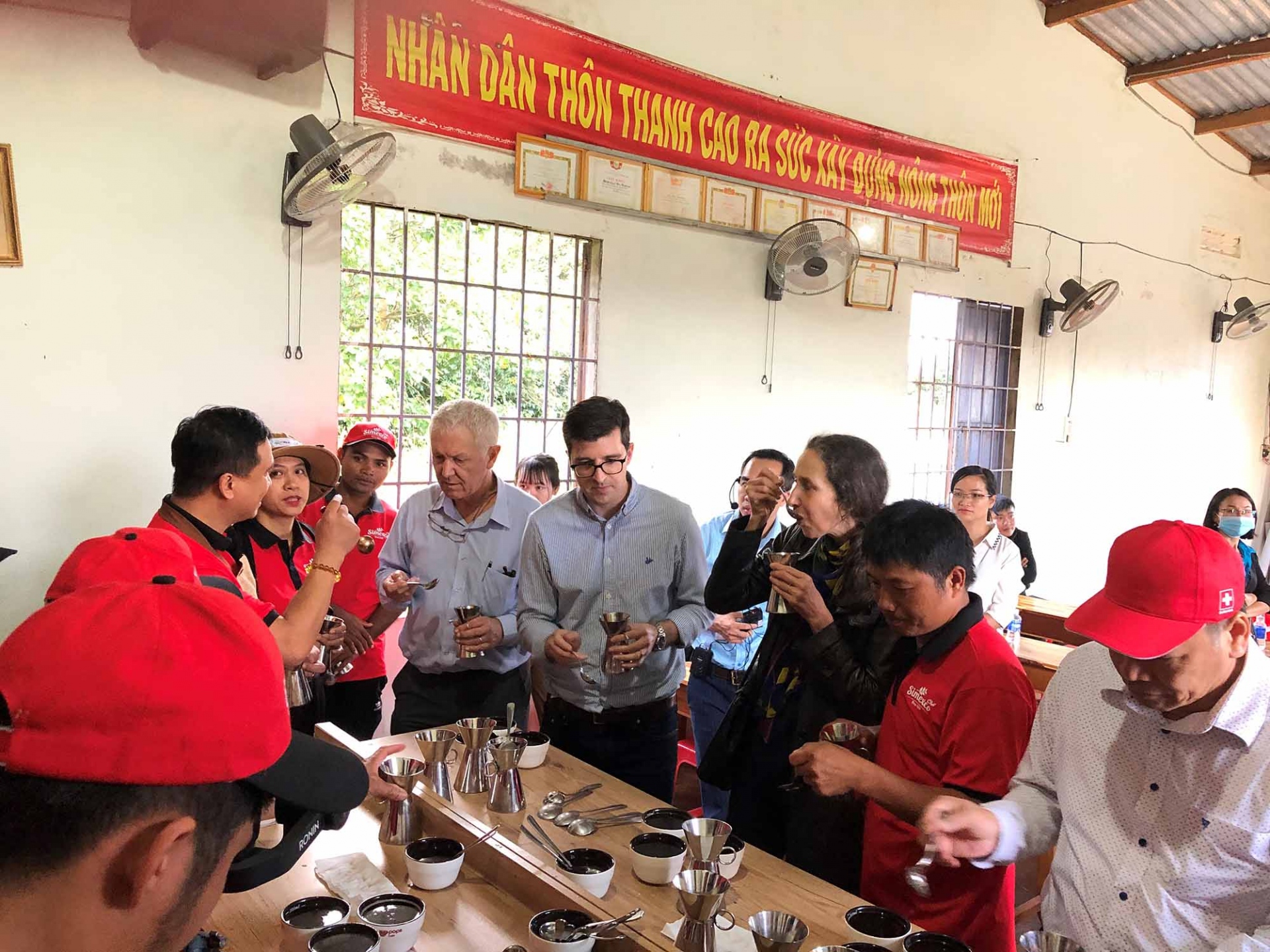 Đại sứ Thụy Sỹ và nhân viên Đại sứ quán cùng thưởng thức cà phê với những người nông dân địa phương tại huyện Krông Năng, tỉnh Đắk Lắk. Đây là những nông dân đã tham gia vào dự án sản xuất cà phê bền vững do Thụy Sỹ tại trợ. Đại sứ Thụy Sỹ và nhân viên Đại sứ quán cùng thưởng thức cà phê với những người nông dân địa phương tại huyện Krông Năng, tỉnh Đắk Lắk. Đây là những nông dân đã tham gia vào dự án sản xuất cà phê bền vững do Thụy Sỹ tại trợ.