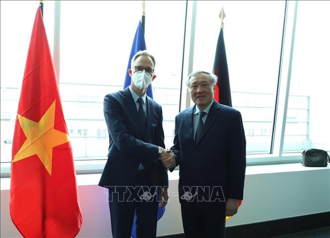 Chief Justice of the Supreme People's Court Nguyen Hoa Binh and Mr. Sebastian Bockemühl, Criminal Law Department, German Federal Ministry of Justice.