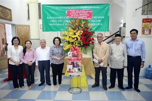 President of the VFF Committee of HCM City To Thi Bich Chau (fourth from left) presents flowers to congratulate the representative committee of the local Muslim community on July 4. (Photo: VNA) President of the VFF Committee of HCM City To Thi Bich Chau (fourth from left) presents flowers to congratulate the representative committee of the local Muslim community on July 4. (Photo: VNA)