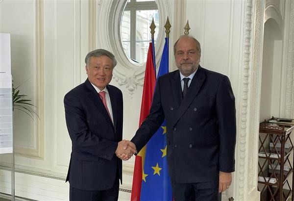 Chief Justice of the Supreme People's Court Nguyen Hoa Binh (left) and French Justice Minister Eric Dupond-Moretti. (Photo: VNA)