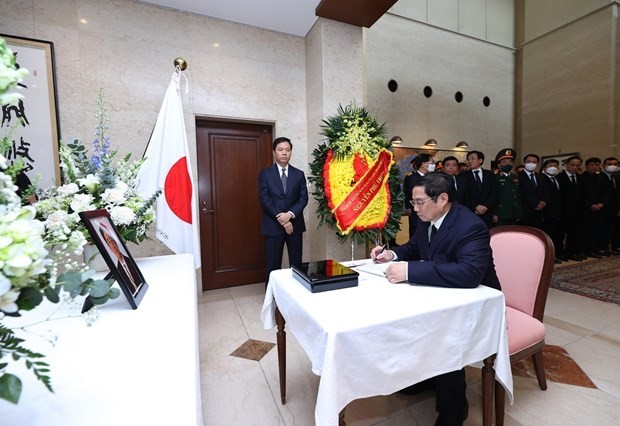 Prime Minister Pham Minh Chinh wrote in the book of condolence. (Photo: VNA)