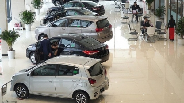 Automobile sales down 42% on chip shortage