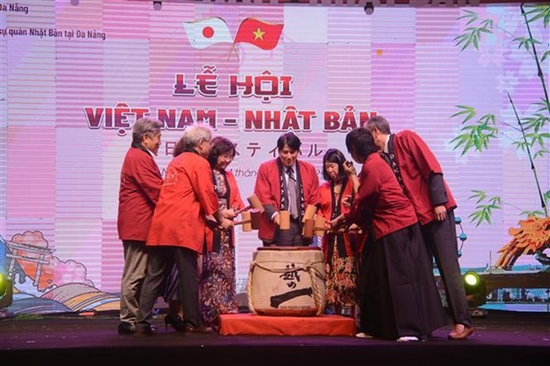 A Japanese traditional Sake barrel-breaking ritual is performed for the Vietnam - Japan Festival 2022 to officially open in the central city of Da Nang on July 14. (Photo: VNA