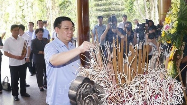 NA Chairman offers incense at historical relic site in Ha Tinh, Nghe An