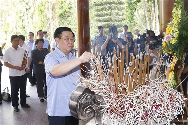 NA Chairman offers incense at historical relic site in Ha Tinh, Nghe An