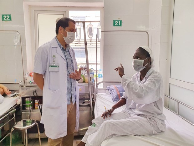 Dr. Ngo Chi Cuong and the Nigerian patient (Photo: VNA) Dr. Ngo Chi Cuong and the Nigerian patient (Photo: VNA)