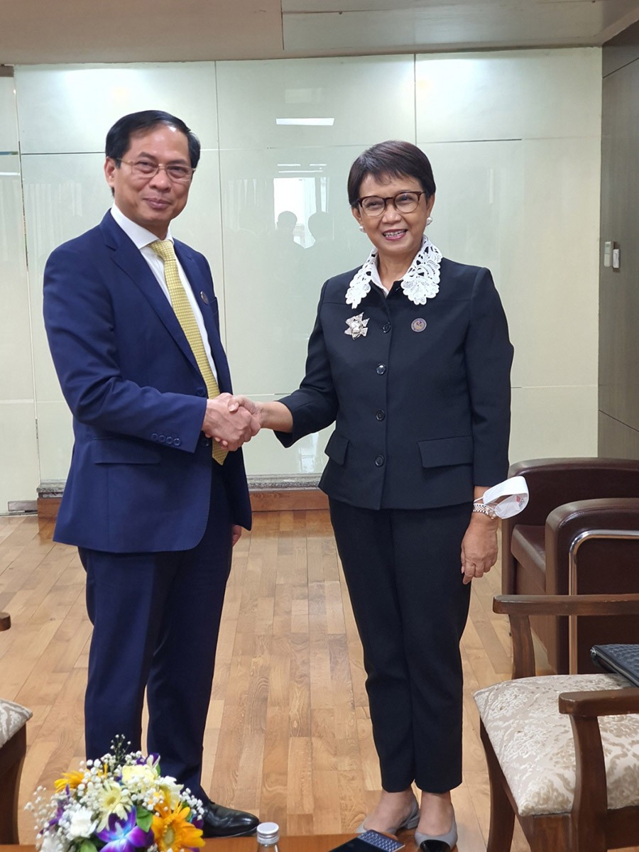 Vietnamese Foreign Minister Bui Thanh Son and his Indonesian counterpart Retno L.P. Marsudi in a meeting in New Delhi, India, on June 16, 2022. (Photo: VOV)