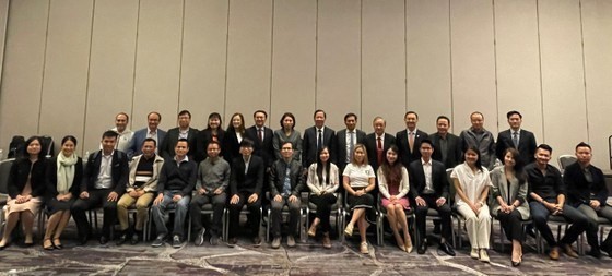 Vietnamese young intellectuals and entrepreneurs in the US take group photo with HCM City delegation at the event. (Photo: sggp.org.vn)