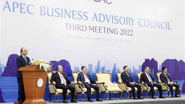 Vietnam opens arms to investors from APEC economies: President