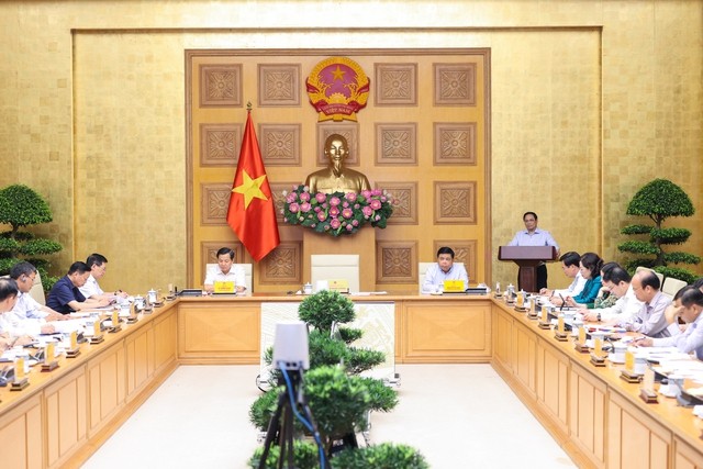 Prime Minister asks for more efforts to stablise macroeconomy, control inflation. (Photo: VGP)