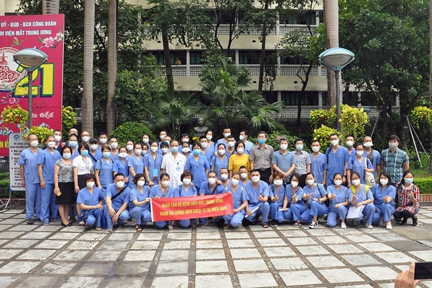 Ha Noi sends medical workers to support Ho Chi Minh City in COVID-19 fight