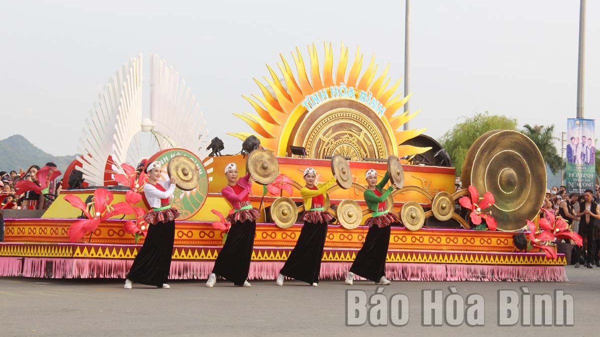 Street carnival 'Take me to the sun' attracts audiences in Hoa Binh province