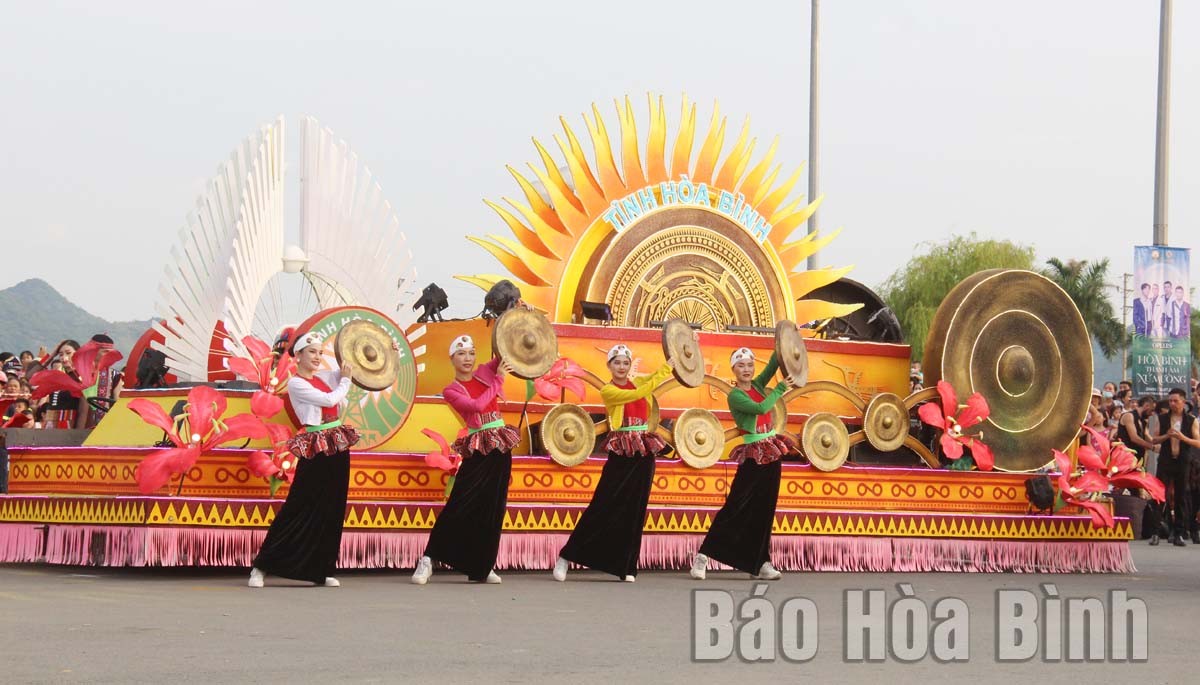 Street carnival 'Take me to the sun' attracts audiences in Hoa Binh province Street carnival 'Take me to the sun' attracts audiences in Hoa Binh province