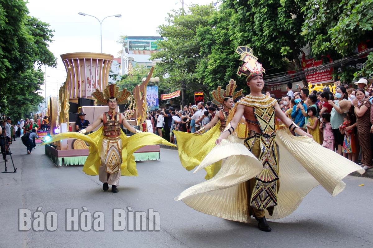 Street carnival 'Take me to the sun' attracts audiences in Hoa Binh province Street carnival 'Take me to the sun' attracts audiences in Hoa Binh province