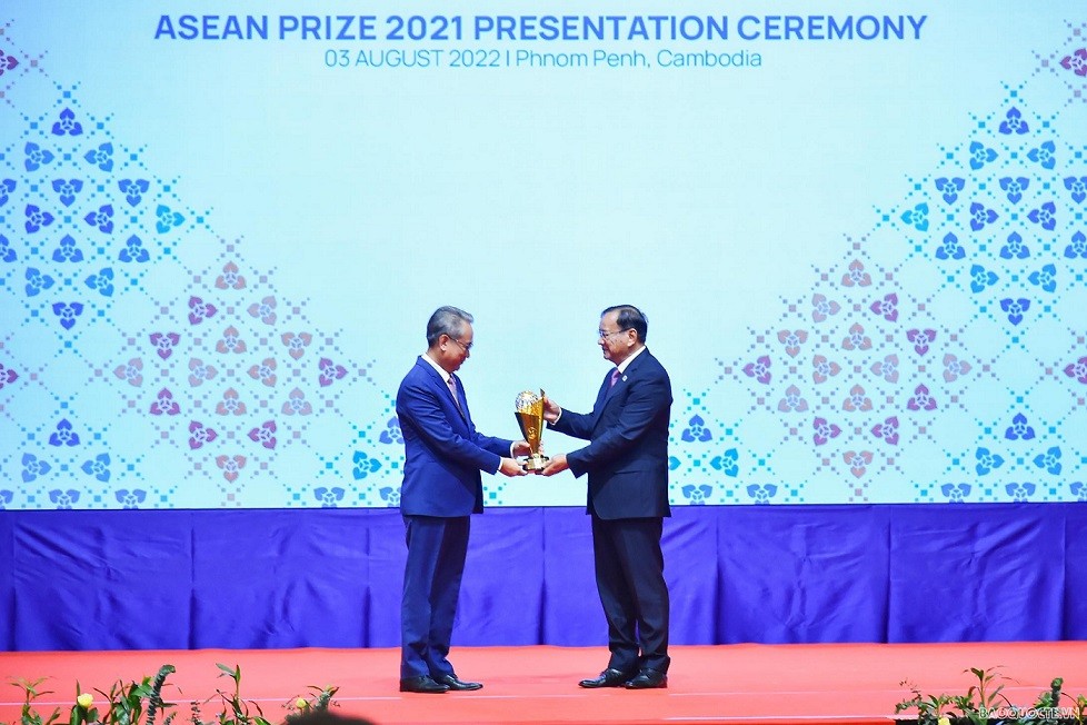 In the ceremony to give ASEAN Awards 2021. (Photo: Tuan Anh)