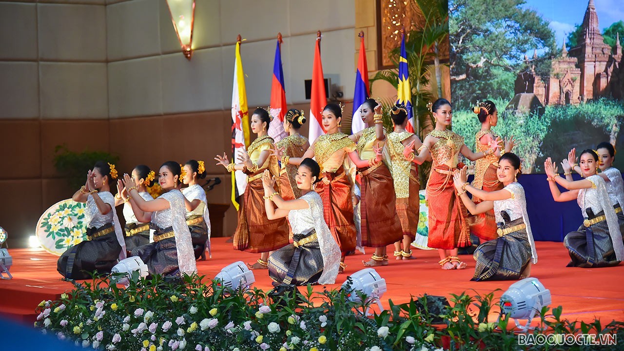 Cultural performances to welcome the guets at the meeting. (Photo: Tuan Anh)