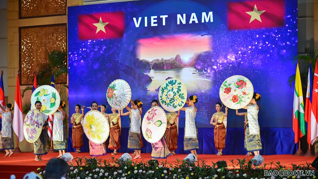 A performance on Vietnam’s landscape, culture, country and people. (Photo: Tuan Anh)