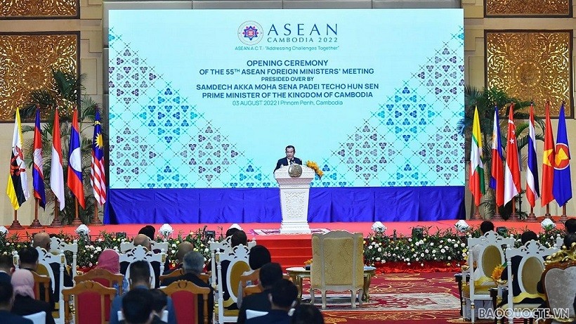 Addressing the opening ceremony, Cambodian Prime Minister Samdech Techo Hun Sen recalled the Association of Southeast Asian Nations (ASEAN)’s 55-year history and its beyond-expected achievements, making Southeast Asia a region of cooperation, development and trust. (Photo: Tuan Anh)
