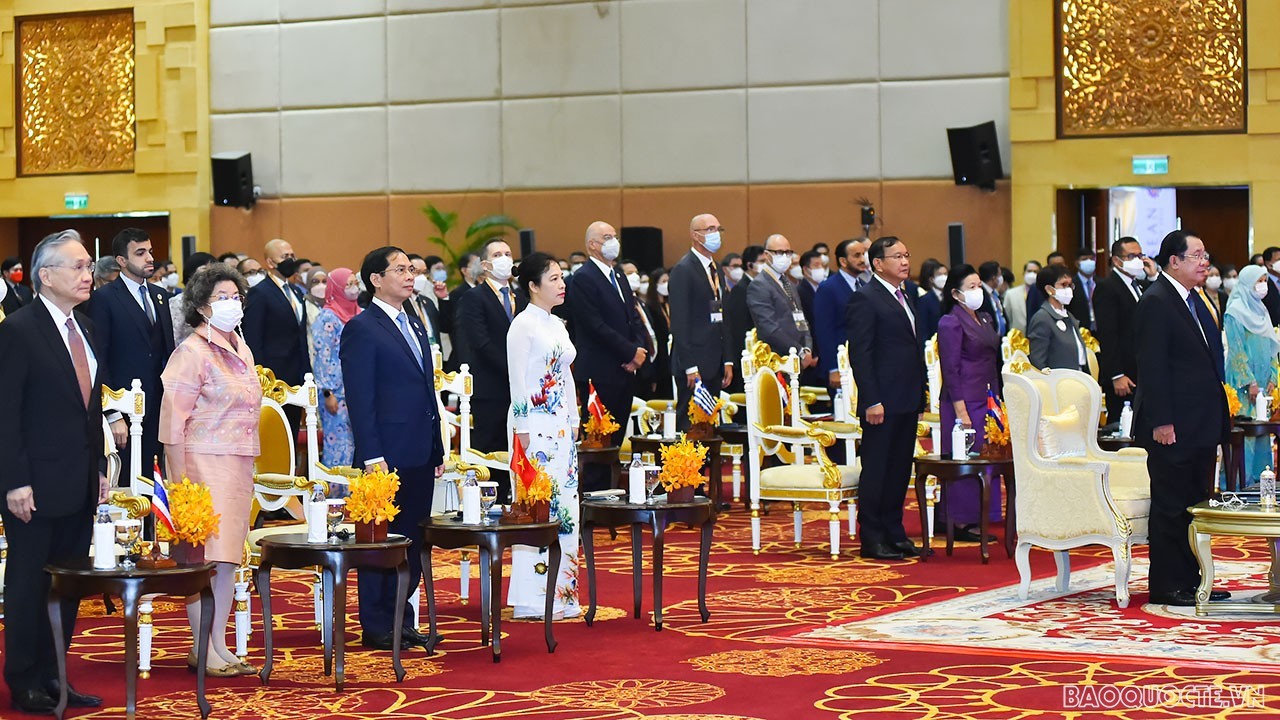 Cambodian Prime Minister Hun Sen, Foreign Minister Bui Thanh Son, Foreign Ministers of ASEAN countries and ASEAN Secretary General attended the opening session of AMM-55. (Photo: Tuan Anh) Cambodian Prime Minister Hun Sen, Foreign Minister Bui Thanh Son, Foreign Ministers of ASEAN countries and ASEAN Secretary General attended the opening session of AMM-55. (Photo: Tuan Anh)