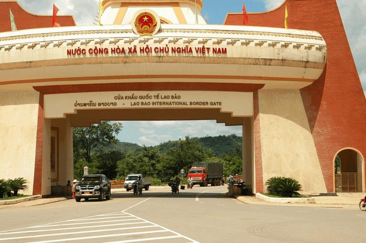 With 8 pairs of international border gates, economic exchange activities as well as travel, imports and exports between Vietnam and Laos are said to be very favorable.