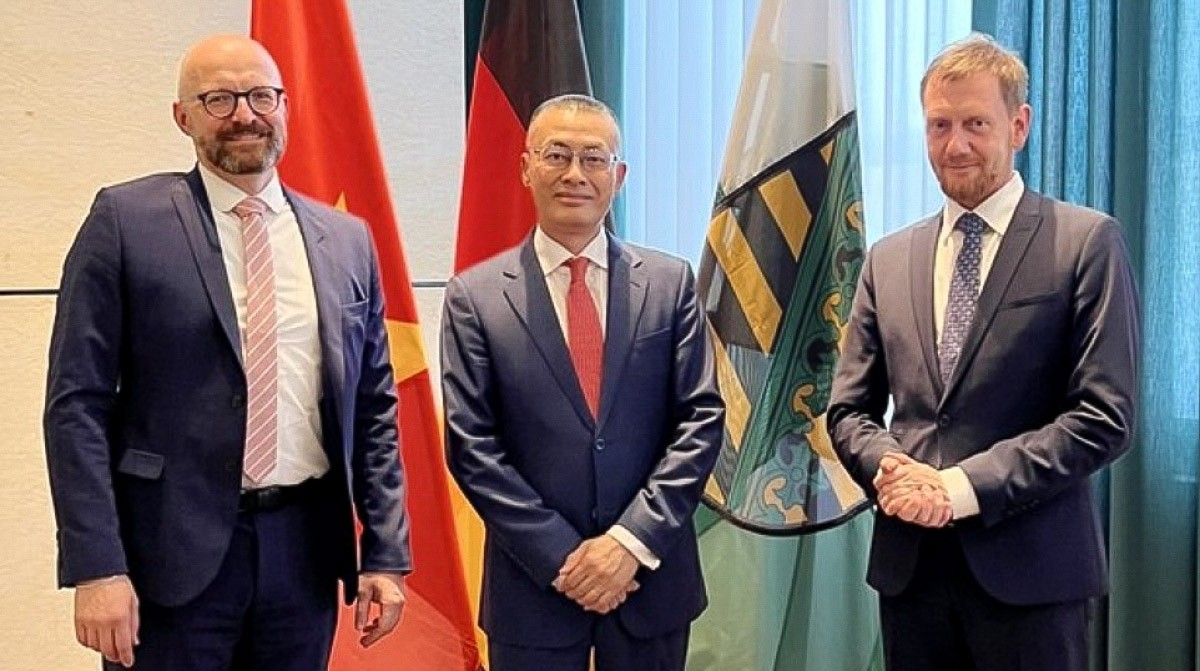 Vietnamese Ambassador to Germany Vu Quang Minh (C) and Saxony Premier Michael Kretschmer (R) and Saxony's State Secretary for Economic Affairs and Labour Thomas Kralinski (Photo:VNA) Vietnamese Ambassador to Germany Vu Quang Minh (C) and Saxony Premier Michael Kretschmer (R) and Saxony's State Secretary for Economic Affairs and Labour Thomas Kralinski (Photo:VNA)
