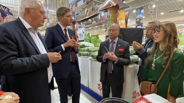 'Com Vietnam' hit hypermarket shelves in France