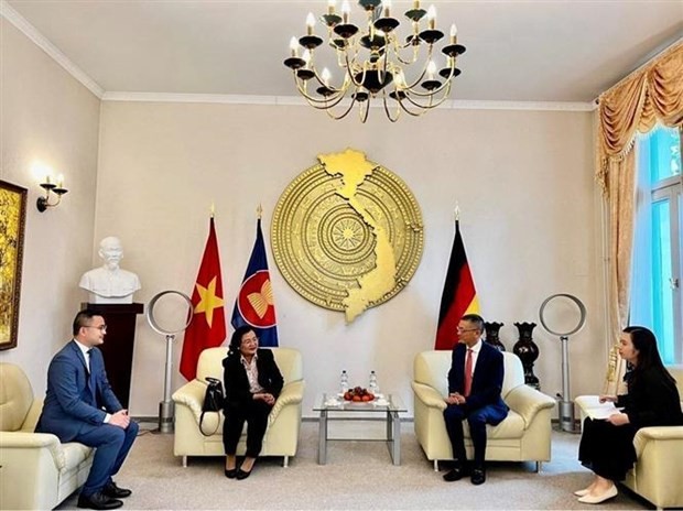 Vietnamese Ambassador Vu Quang Minh (right) hosts Cambodian Ambassador to Germany Savny Phen. (Photo: VNA)