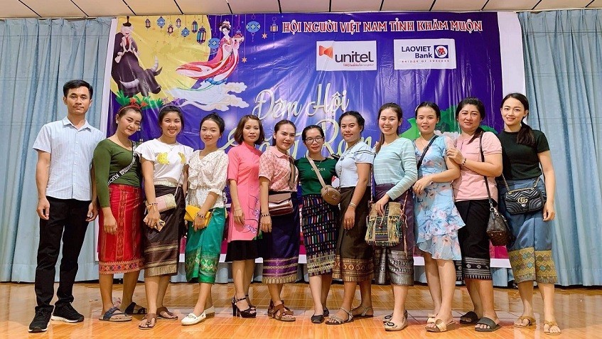 Teacher Phuong participates in activities at the Vietnamese Association in Kham Muon province.